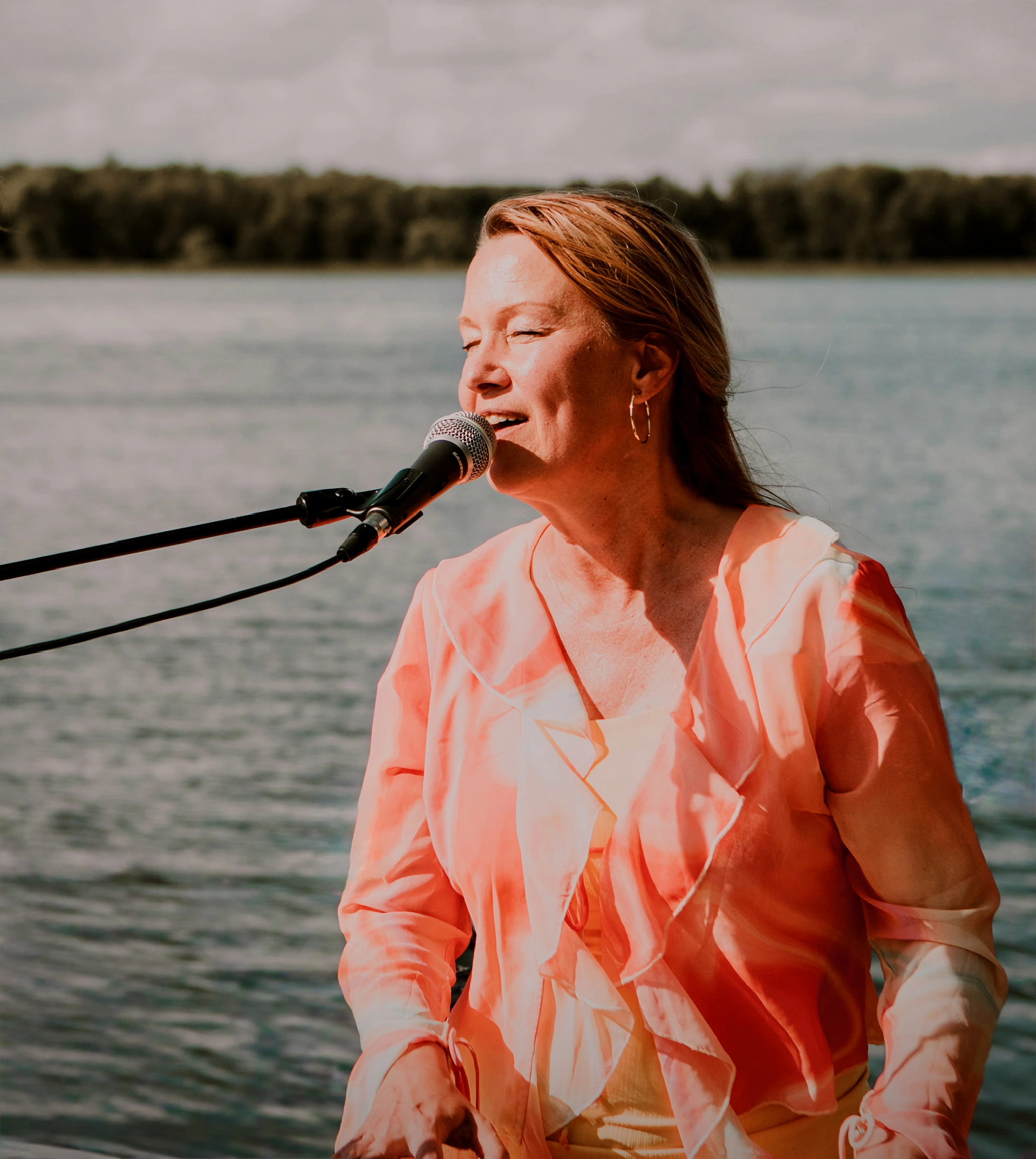 Lisa sjunger vid vatten